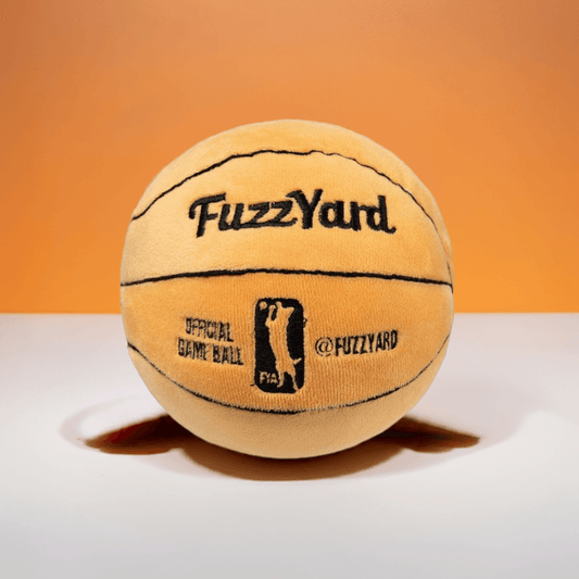 FuzzYard hundebamse "Basketball" 🏀 Blødt hundelegetøj med squeaker