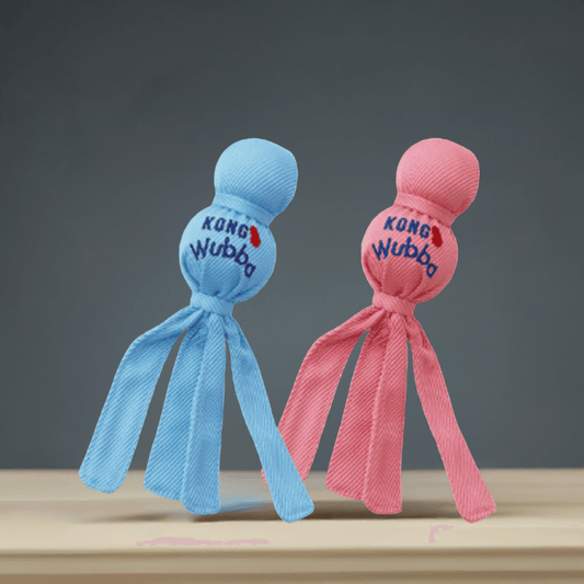 KONG Puppy Wubba aktivitetslegetøj i nylon med hale og to bolde til hvalp