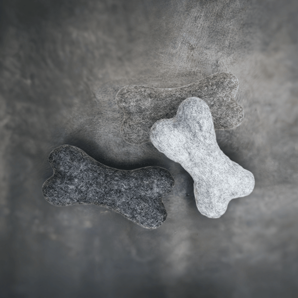 Wooldot Felt Dog Bone i 100 % uld – naturligt hundelegetøj i dansk design