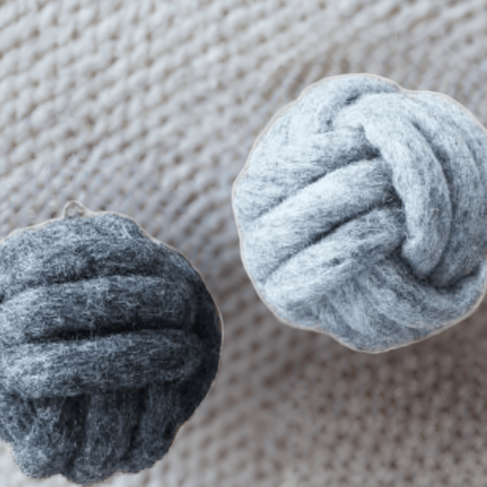 Wooldot Knot hundelegetøj i 100 % uld – stilrent og naturligt