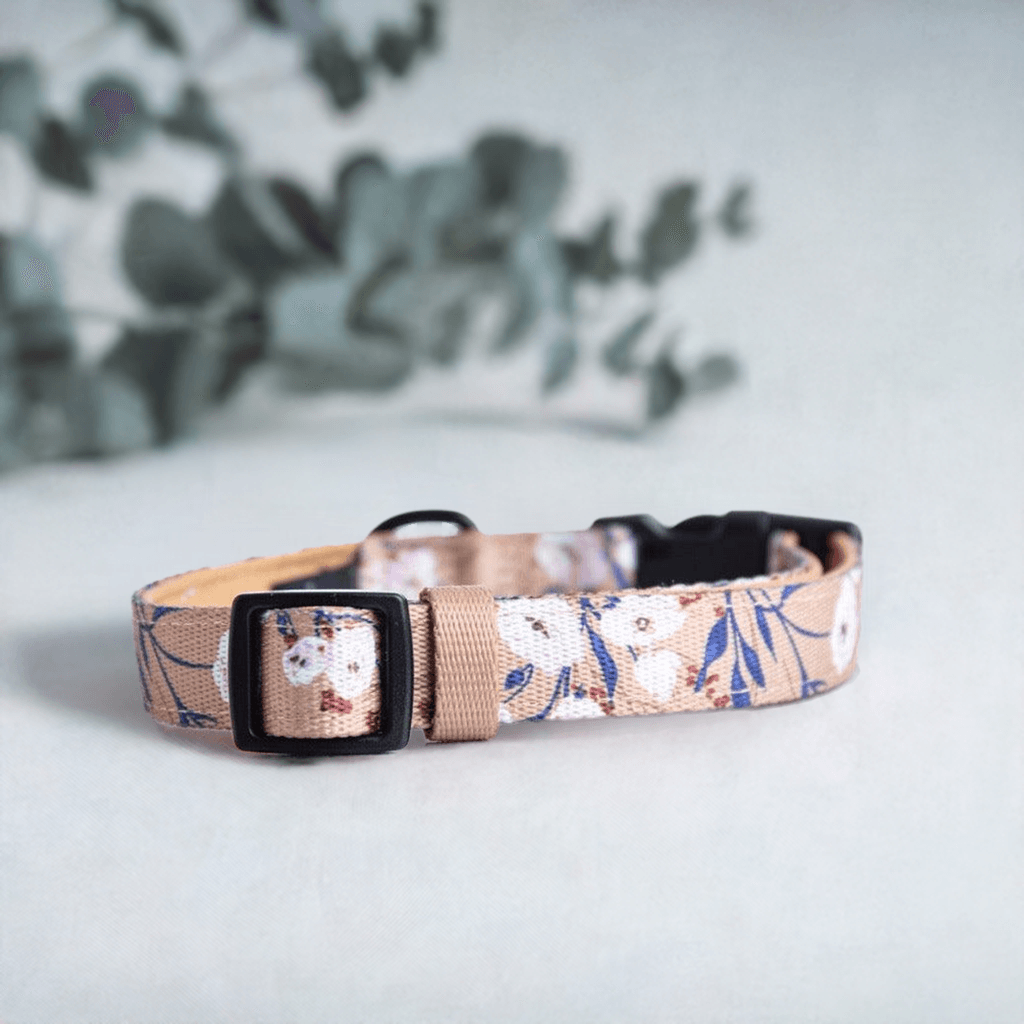 Grønt justerbart hundehalsbånd "In The Forest" fra Luksuspoter med kliklås og naturinspireret design
