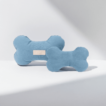 FuzzYard LIFE Bone – Blå fløjlshundebamse med squeaker i benform