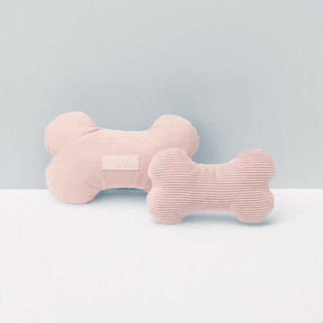 FuzzYard LIFE Bone – Rosa fløjlshundebamse med squeaker i benform