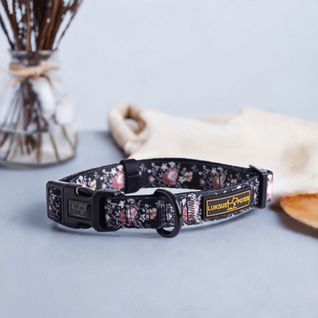 🌸 Halsbånd "In The Garden" fra Luksuspoter – En blomstrende klassiker 🌿🐕