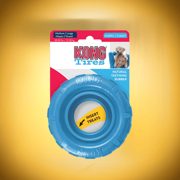 KONG Puppy Tires dækformet hvalpelegetøj med rillet gummi og fyld til snack