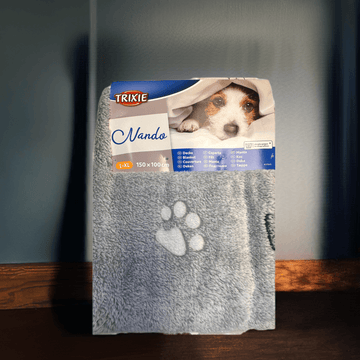 Trixie Nando hundetæppe i blødt gråt fleece med poteprint